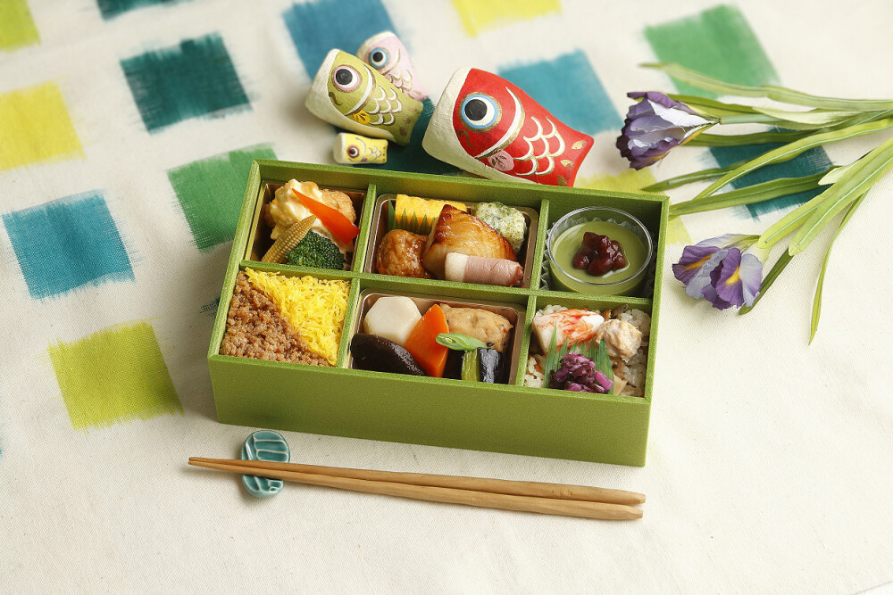 風に舞う鯉のぼりと共に。家族で祝う端午の節句「背くらべ」