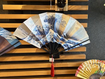【松根屋】夏の涼・扇子の原点は仰ぐものではなかった？ 