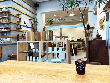 【WOODWORK Welcome COFFEE】木のぬくもり溢れる家具屋のコーヒースタンド