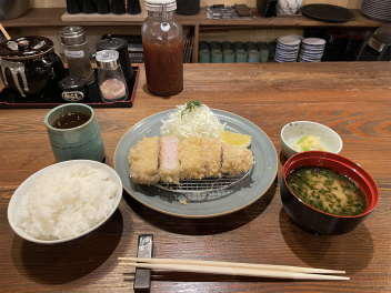【とんかつ虎徹】やわらかジューシー！肉のおいしさを最大限に引き出した色白とんかつにうっとり