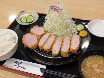 【とんかつ狐福】黒豚とんかつの柔らかい食感と淡いピンク色にうっとり