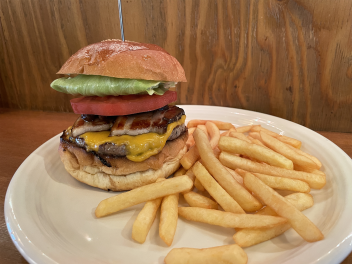 【CANNONBALL DINER】一度食べたらヤミツキ。アメリカン・ビーフ100%のパティが光る至高のハンバーガーを堪能