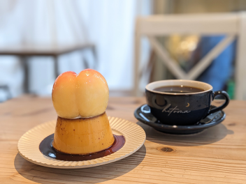 【hitoma コーヒーとお酒】手作りプリンも名物！夜中でもコーヒーが飲めるお店