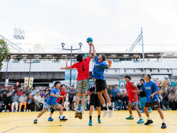 パンダ広場で熱気を感じる！ストリートボールイベント開催。