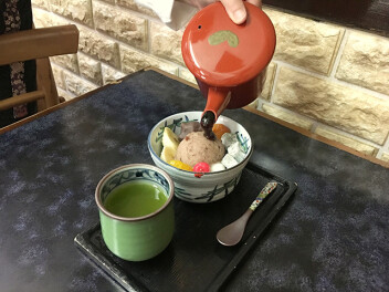 老舗の小倉あんみつをとろっと濃厚な自家製黒蜜で