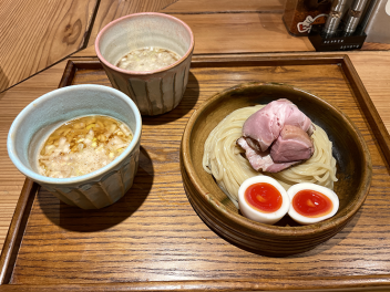 【あいだや】一度に2種のつけ汁が楽しめる行列必至のつけ麺とは!?