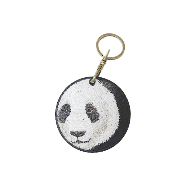 やさしい表情に心なごむ、刺繍仕立てのパンダキーホルダー