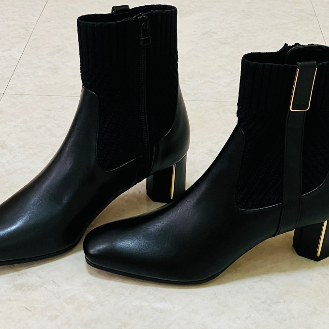 ＜モーダクレア＞　装いをぐっと秋らしく引き立ててくれるリプニットショートブーツ👢