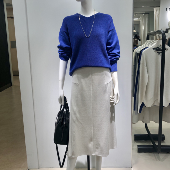 〈INDIVI〉新作！Vネックラメニット