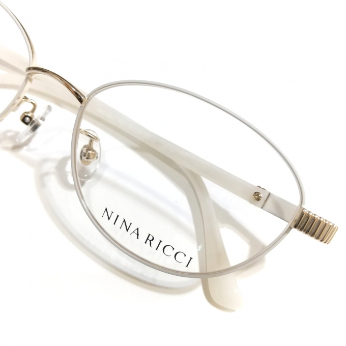 ピュアホワイトの眼鏡で目元に明るさを｜ニナリッチ NINA RICCI のフレーム入荷