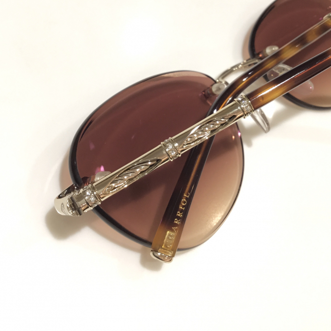 春のサングラス特集 ｜横顔で魅せるシャリオール｜リムレスモデル