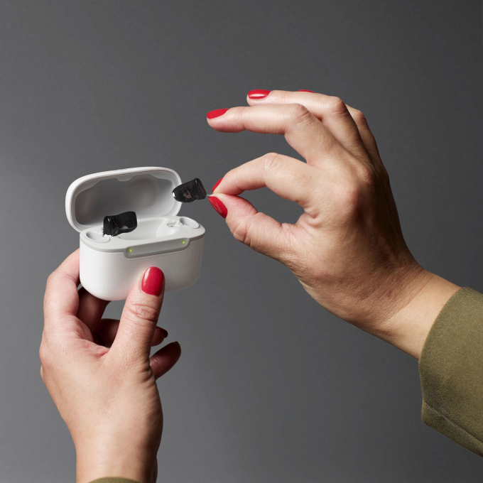 小型充電式オーダーメイド補聴器が登場！