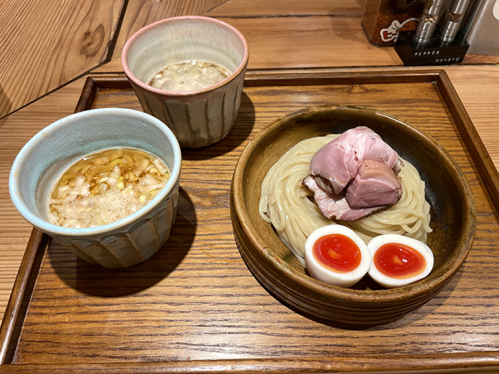 【あいだや】一度に2種のつけ汁が楽しめる行列必至のつけ麺とは!?