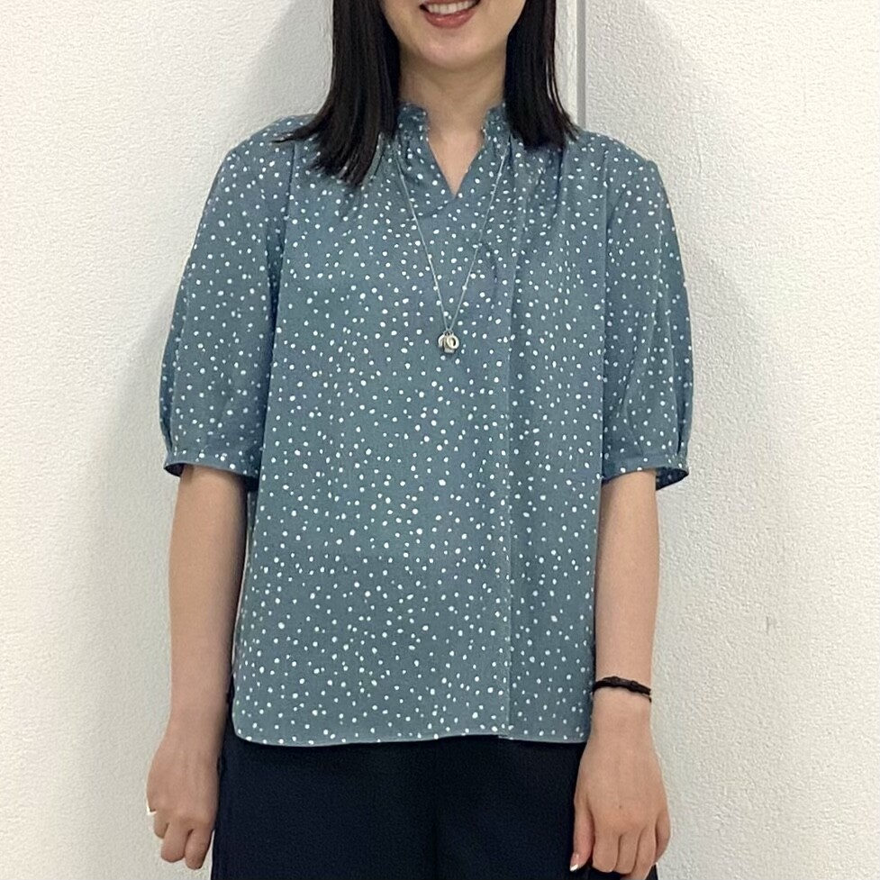 【6F J.PRESS LADIES】大人も着やすいドット柄ブラウス