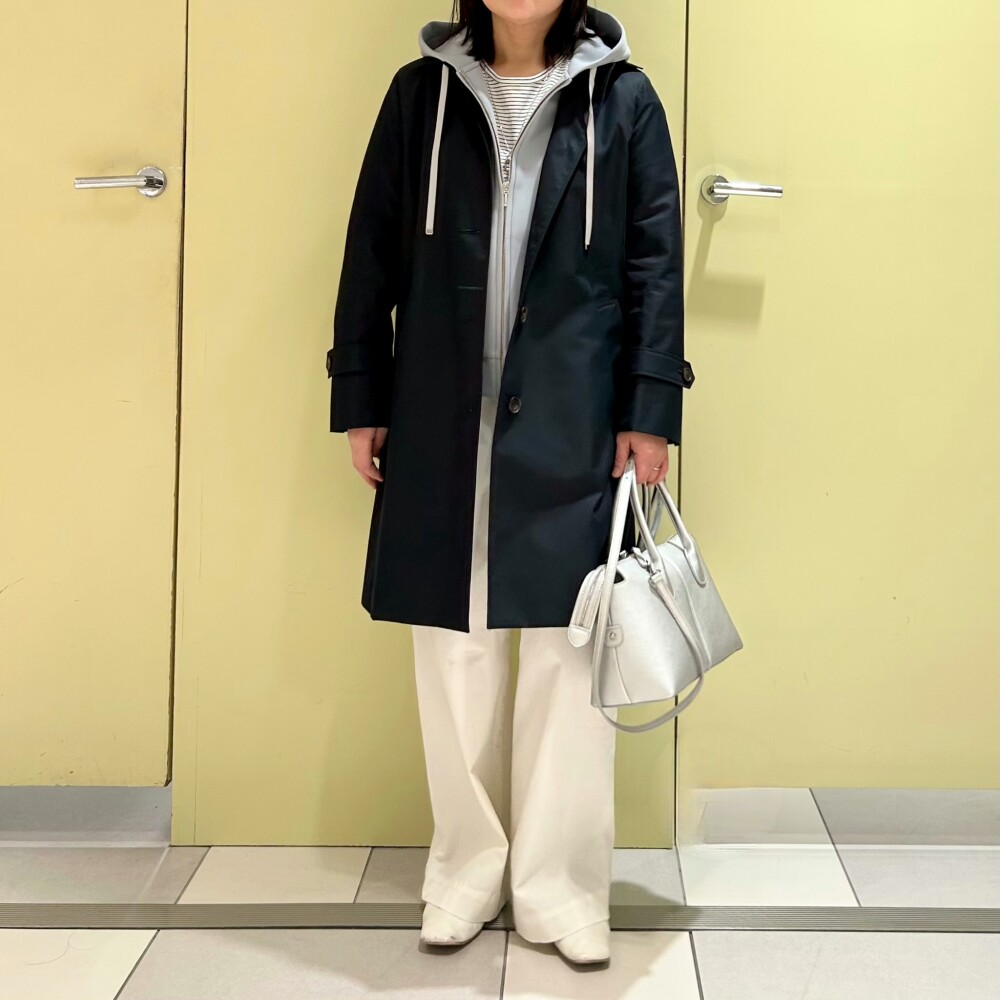 【6F J.PRESS LADIES】定番のステンカラーコートをラフに着こなす