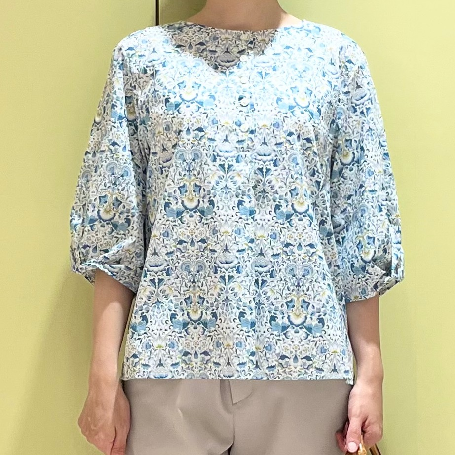 【6F J.PRESS LADIES】爽やかなリバティ柄ブラウス