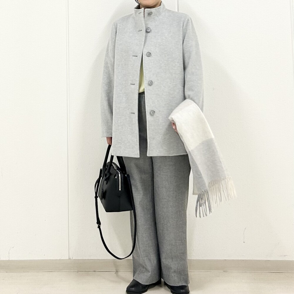 【6F J.PRESS LADIES】ライトグレーのコートのワントーンコーデ