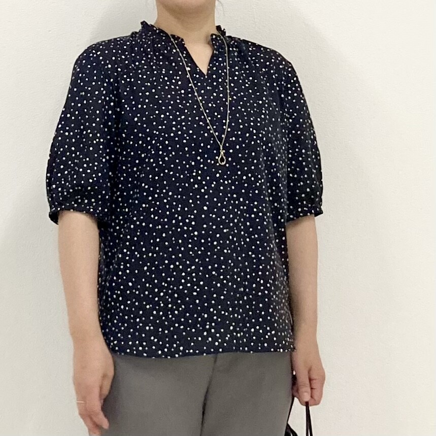 【6F J.PRESS LADIES】大人可愛いランダムドットブラウス