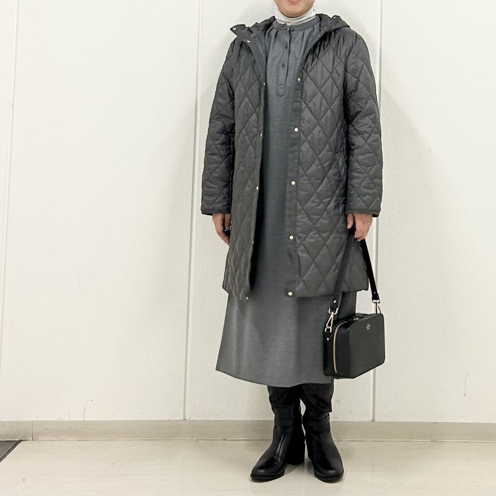 【6F J.PRESS LADIES】グレーのキルトコートでグラデーションコーデ