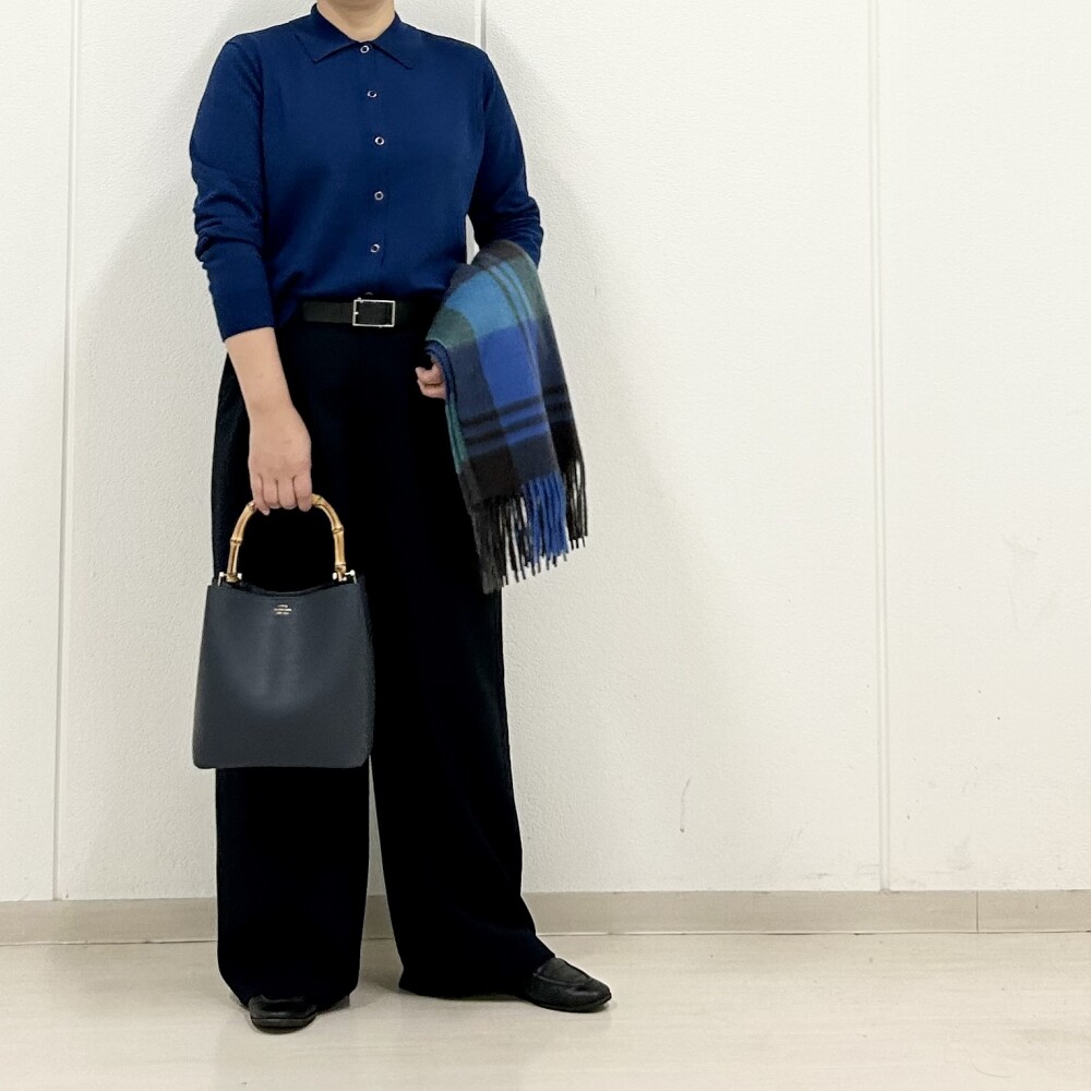 【6F J.PRESS LADIES】ロイヤルブルーのニットでスタイリビングを新鮮に。