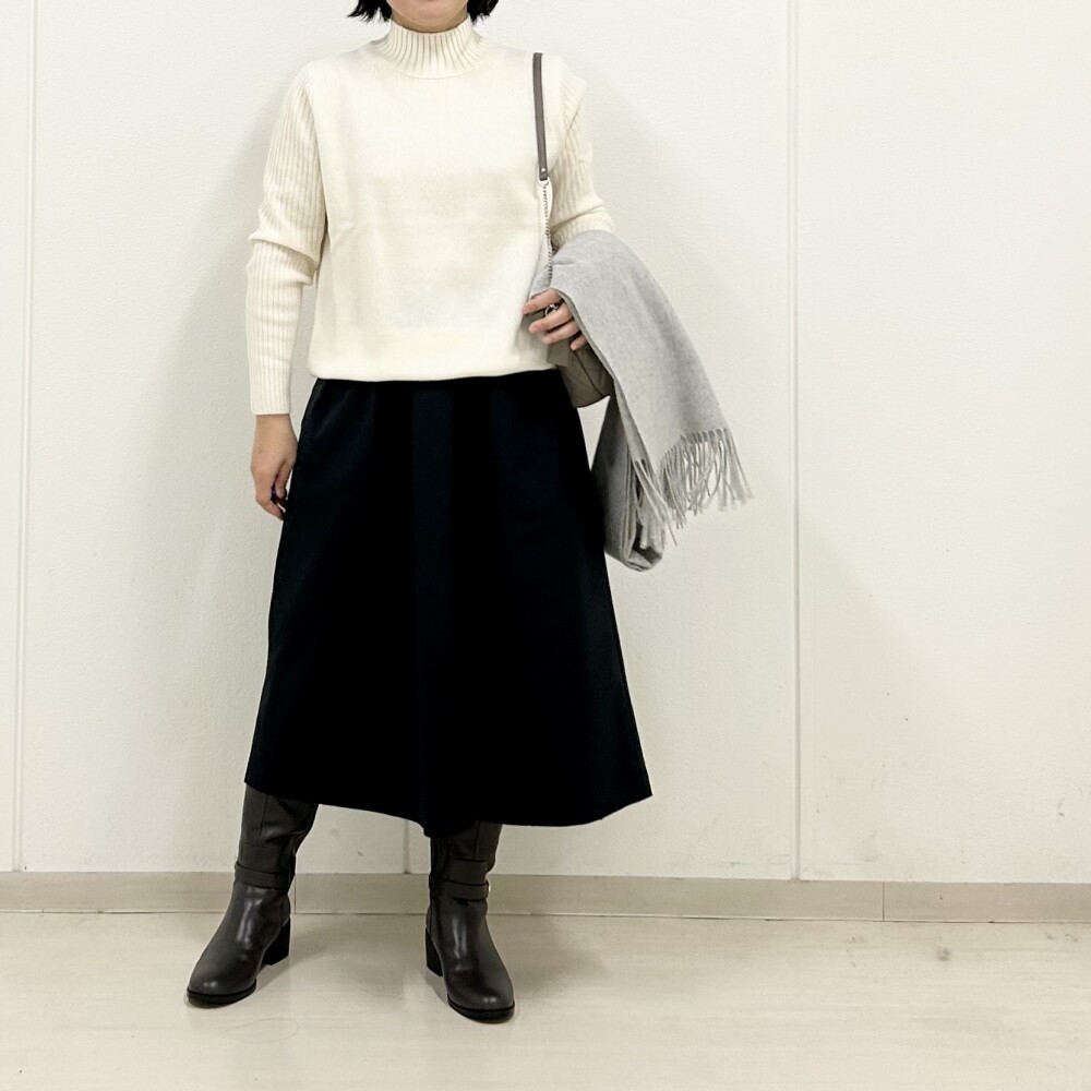 【6F J.PRESS LADIES】アイボリーのニットでモノトーンコーデ