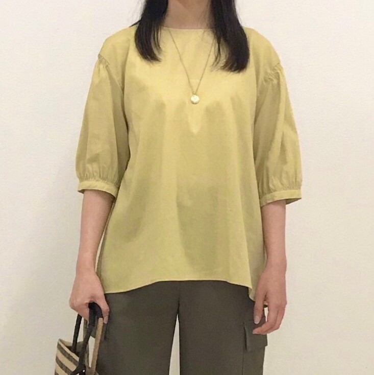 【6F J.PRESS LADIES】控えめパフ袖がポイントの、クルーネックブラウス