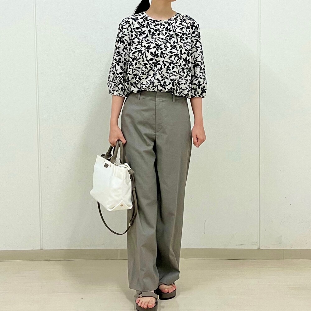 【6F J.PRESS LADIES】大人な配色のボタニカル柄ブラウス