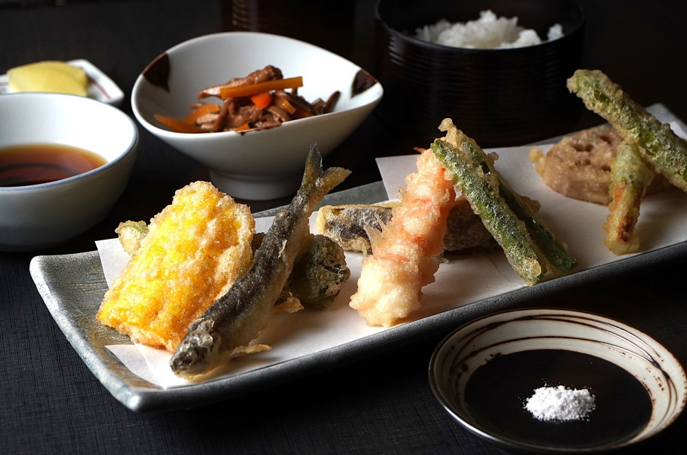 今月おすすめの天ぷら膳『小鮎ととうもろこしの天ぷら膳』