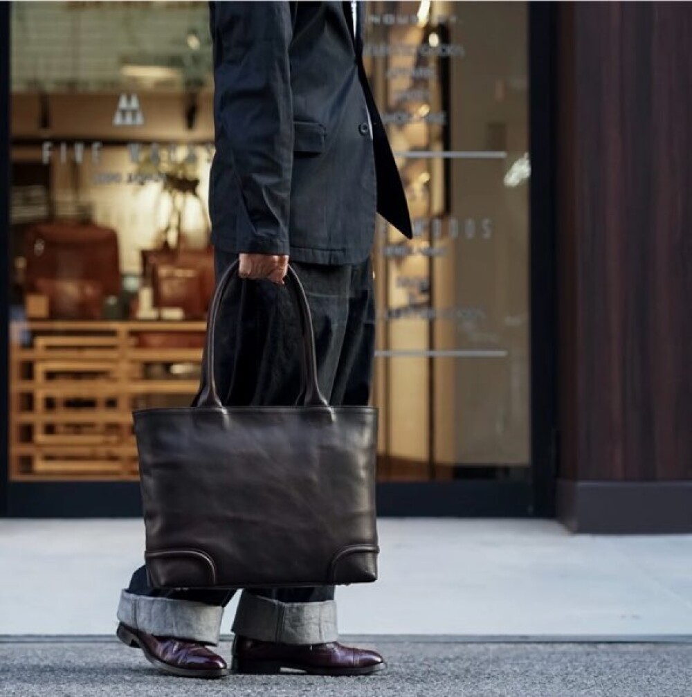 - 定番モデルを、特別な革でアップグレード -