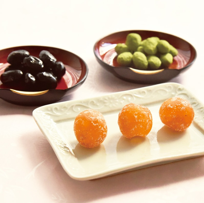 年始のご挨拶回りに、縁起のよい黒まめと金柑のお菓子を