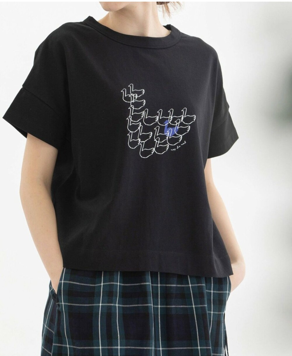 【６階ノップドゥノッド】スワンプリントが目を引くＴシャツ