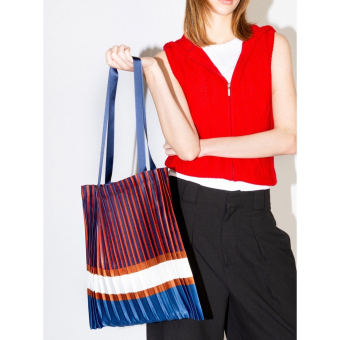 《MULTITUDES》プリーツバッグ入荷しました