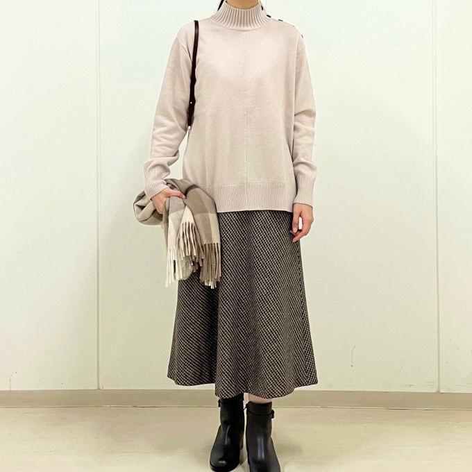 【6F J.PRESS LADIES】釦ディティールがポイントのハイネックニット