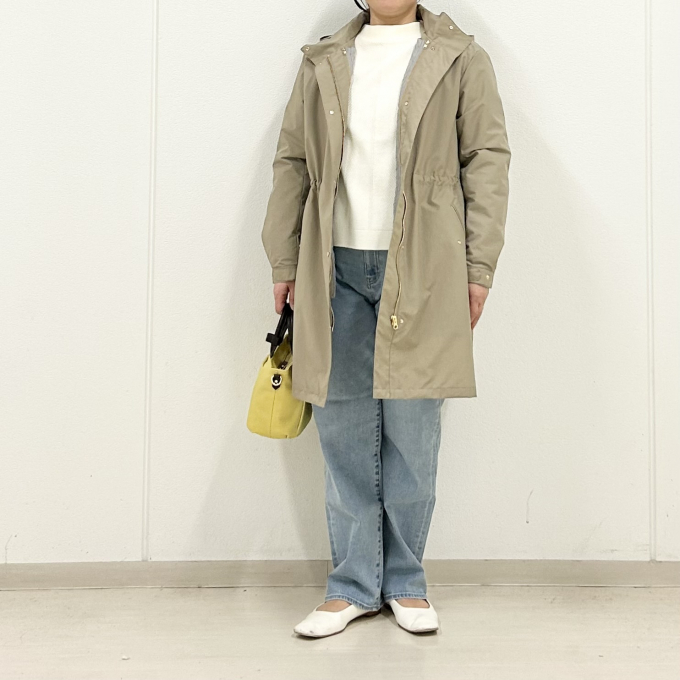 【6F J.PRESS LADIES】ベージュのフード付きコートのシンプルコーデ