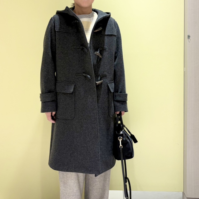 【6F J.PRESS LADIES】グレーダッフルで大人のトラッドコーデ