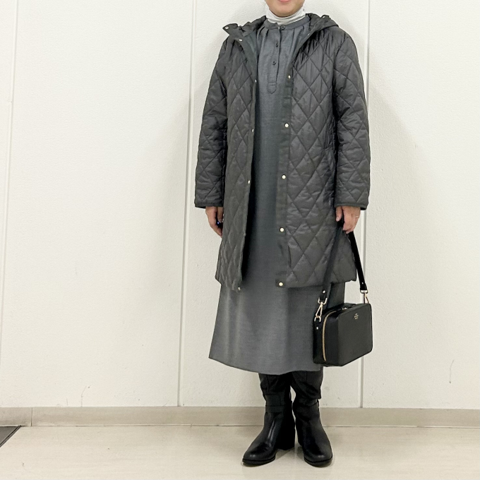 【6F J.PRESS LADIES】グレーのキルトコートでグラデーションコーデ