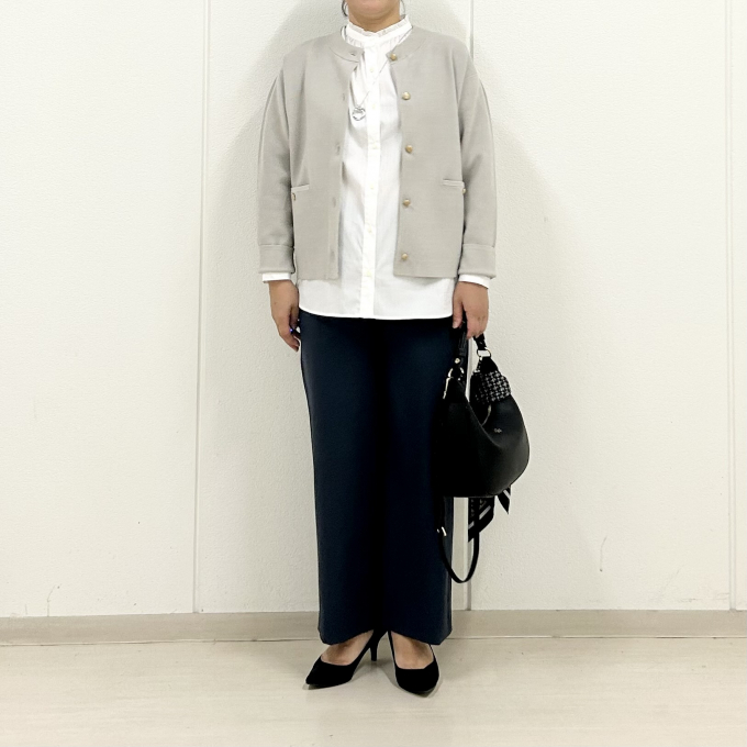 【6F J.PRESS LADIES】金ボタンがポイント　グレージュカラーのカーディガン