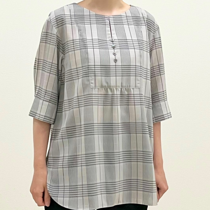 【6F J.PRESS LADIES】軽さとハリ感のある、チェック柄ブラウス