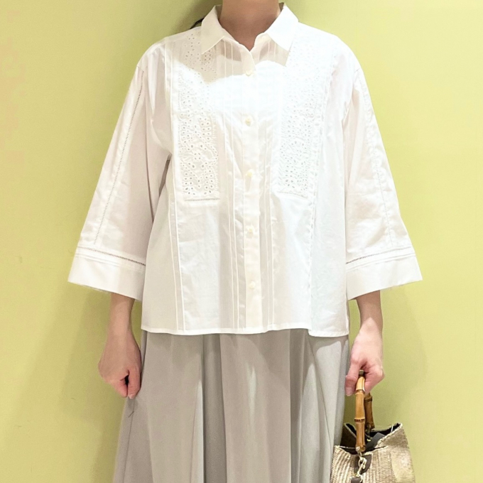 【6F J.PRESS LADIES】トレンド丈の刺繍ブラウス