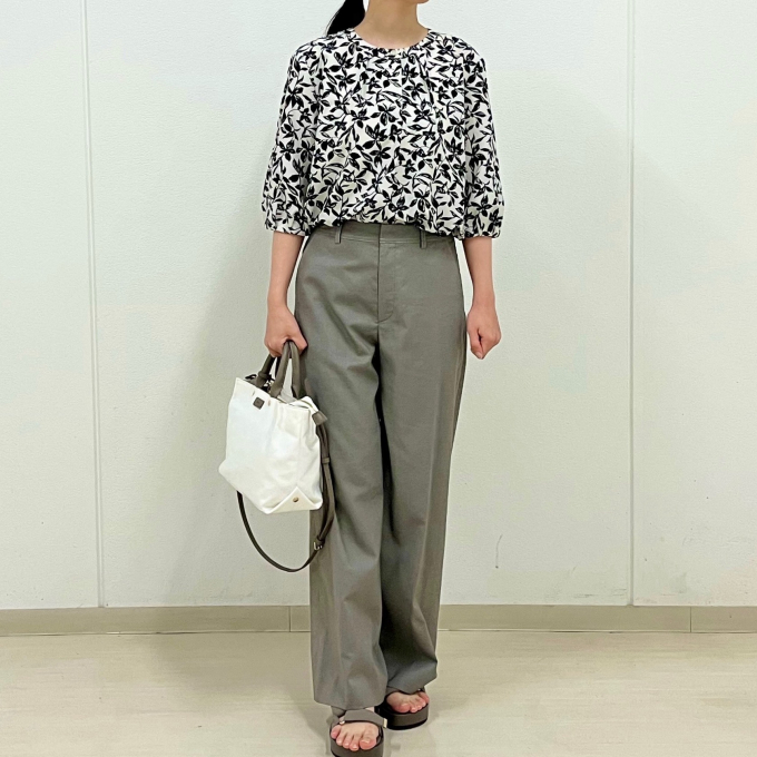 【6F J.PRESS LADIES】大人な配色のボタニカル柄ブラウス