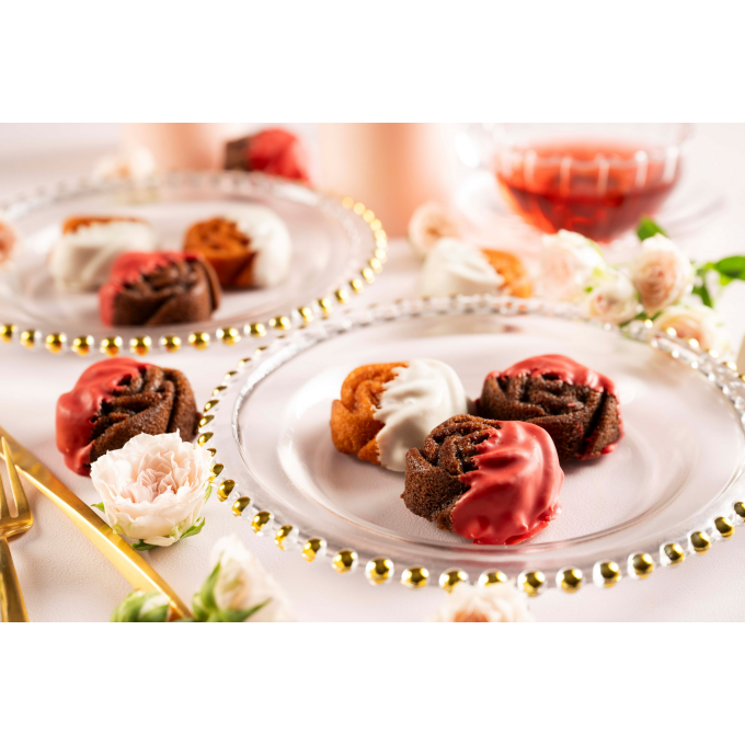 ショコラでドレスアップしたバラのフィナンシェ🌹