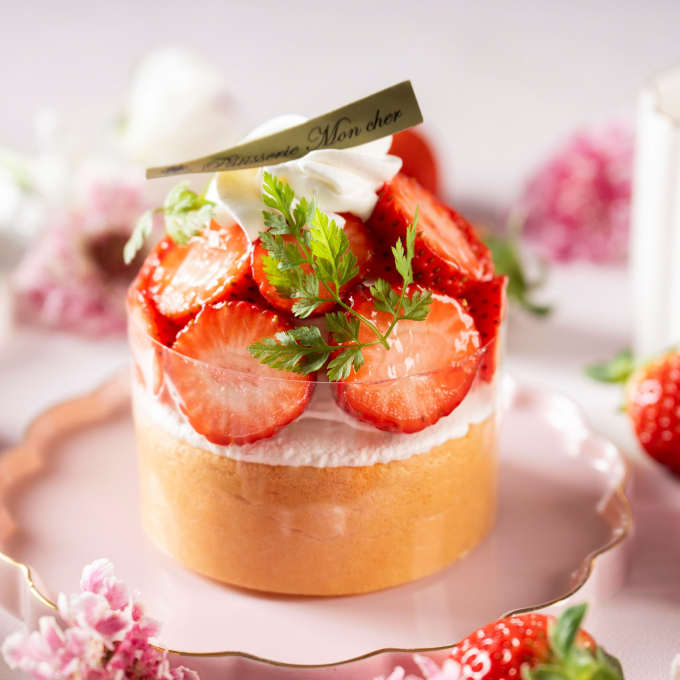 苺フェアに春らしくドレスアップした「堂島ロール」が登場🍓