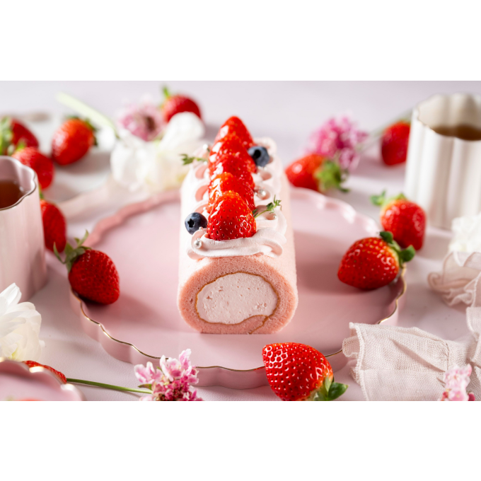 春を先取り🌸　苺が香るピンク色のロールケーキ🍓