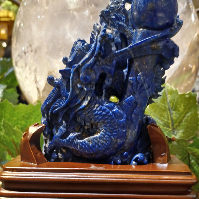 ラピスラズリの彫刻龍