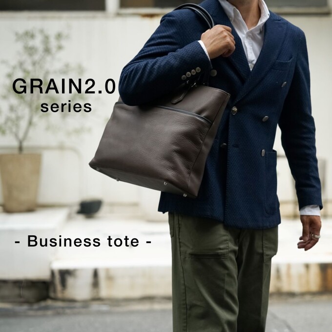- フォーマルスタイルには、レザーバッグが似合う  -