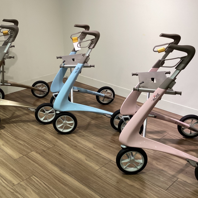 新色登場✨バイエーカー　カーボン・ウルトラライト（屋外・屋内兼用歩行器）