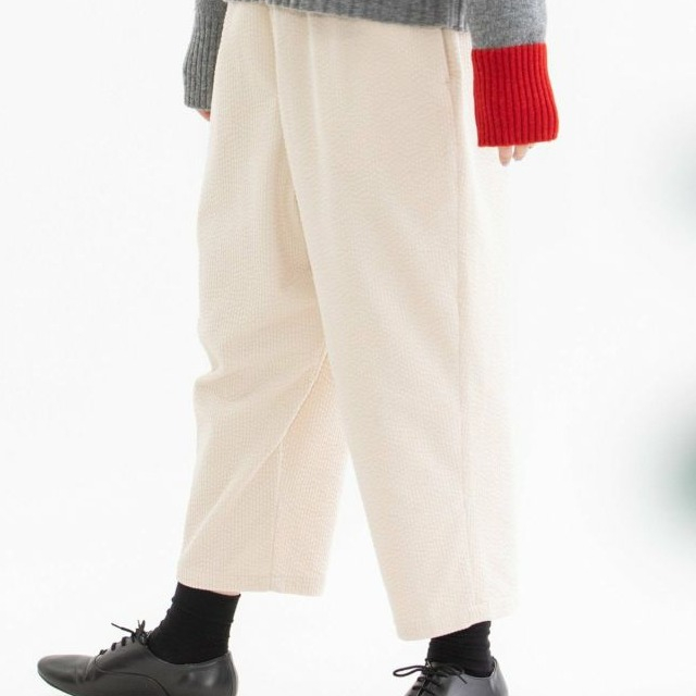 【６階ノップドゥノッド】コーデュロイ素材のパンツ